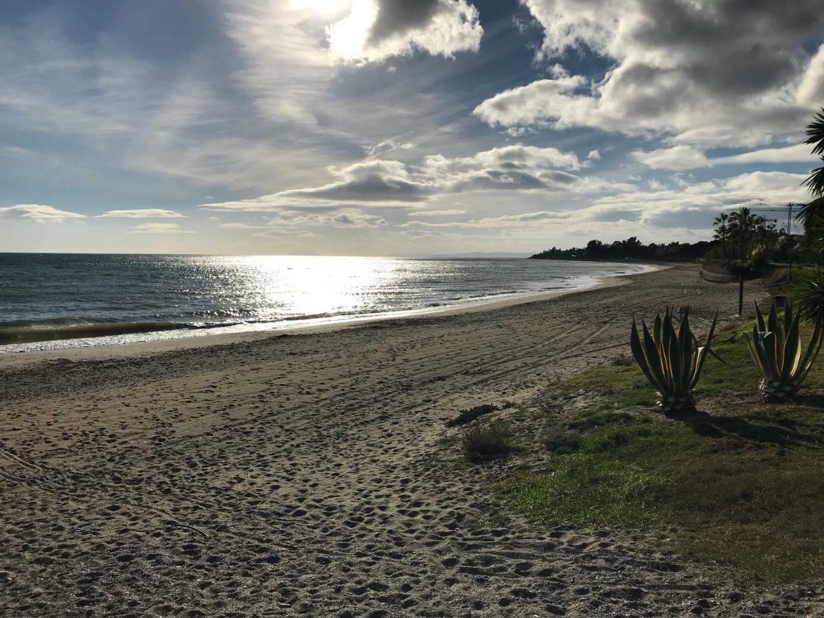 Marbella - Estepona Beach Frontline Apartment Luaran gambar