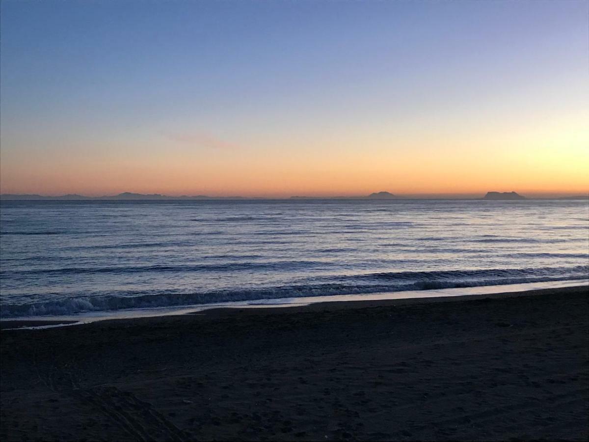 Marbella - Estepona Beach Frontline Apartment Luaran gambar